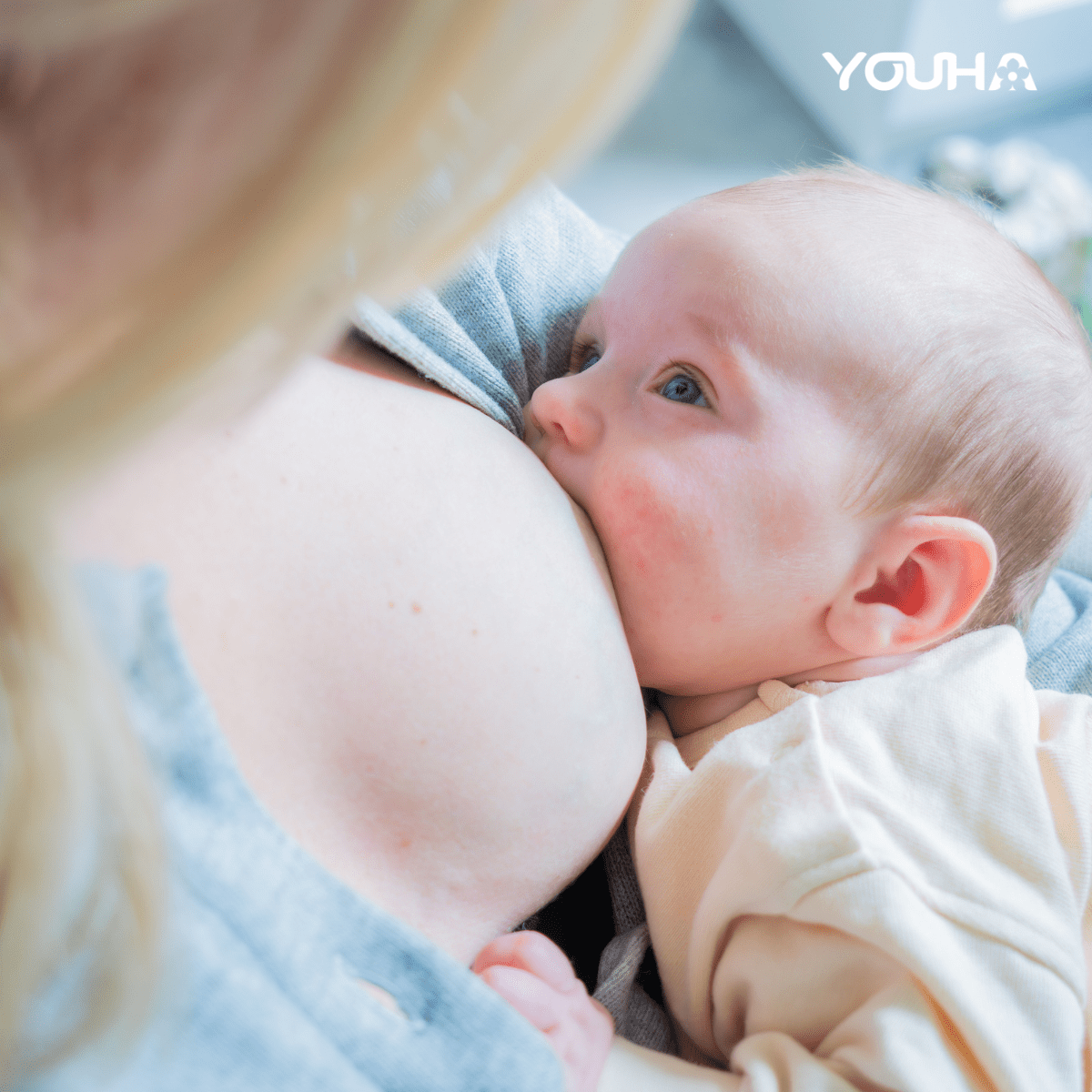 Baby drinkt borstvoeding bij moeder met stuwing na de bevalling