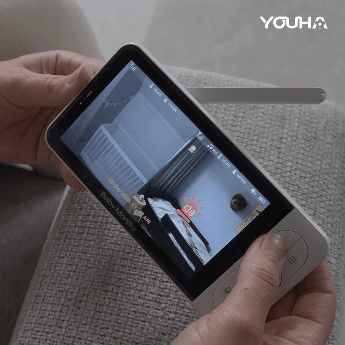 Moeder houdt een Youha babyfoon met camera vast voor veilige babyverzorging en toezicht in huis – onderdeel van 10 tips voor ouders