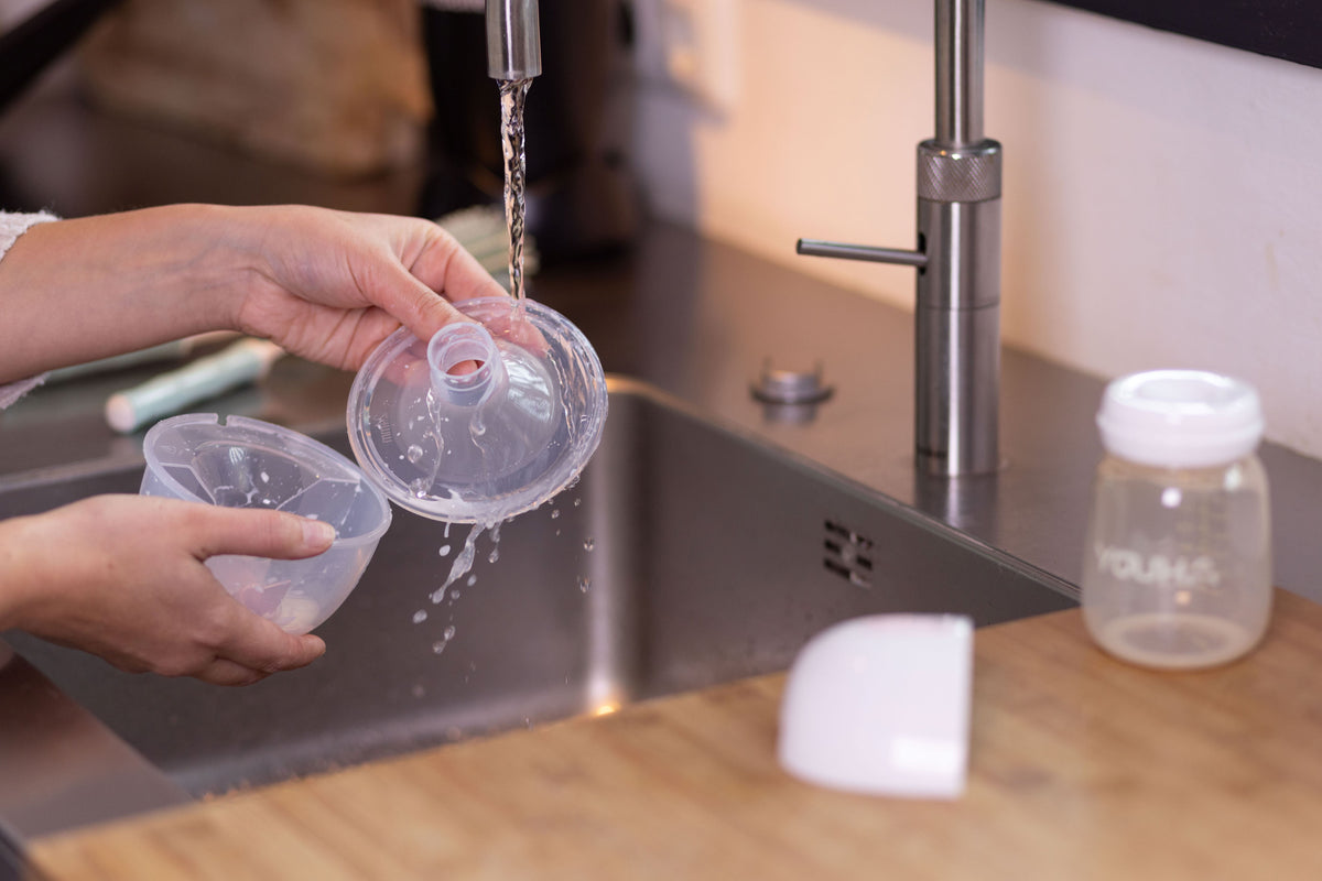 Stappen voor het borstkolf reinigen: gedemonteerde borstkolfonderdelen worden zorgvuldig gereinigd met lauw water en een zachte borstel