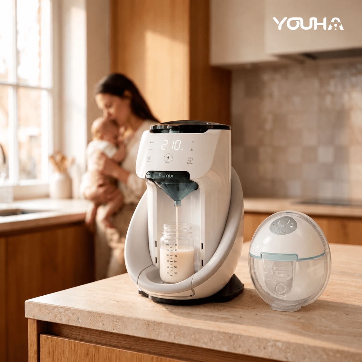 Flesvoeding en borstvoeding combineren met een Burabi flesmachine en Youha Evera handsfree borstkolf, terwijl een moeder haar baby vasthoudt.