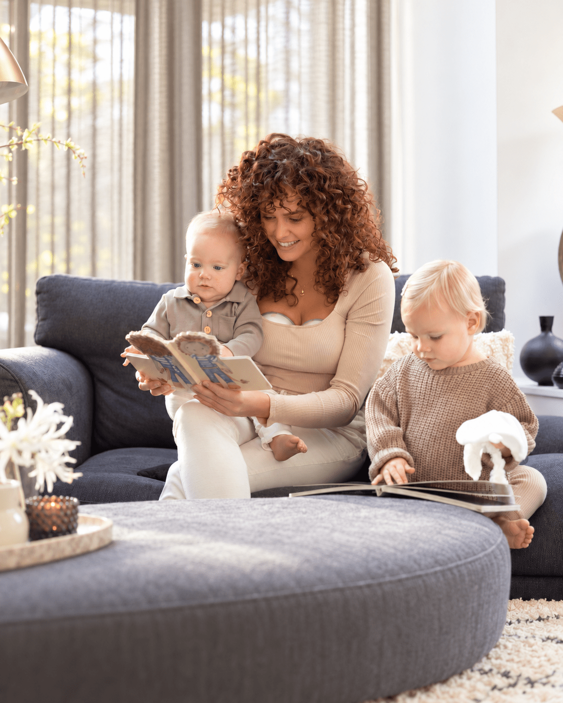 Moeder leest met haar kinderen terwijl ze handsfree kolft met de Youha Evera