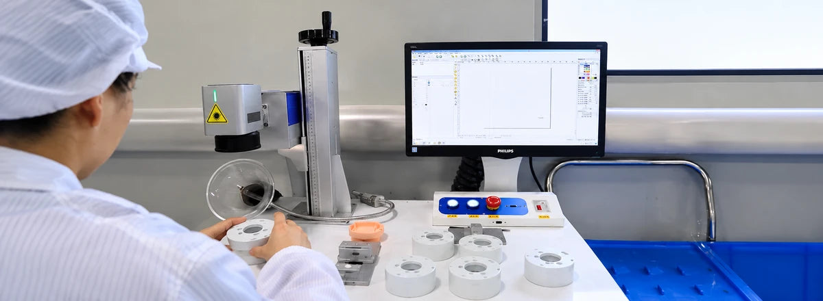 Medewerker controleert productonderdelen met meetapparatuur tijdens een kwaliteitstest.