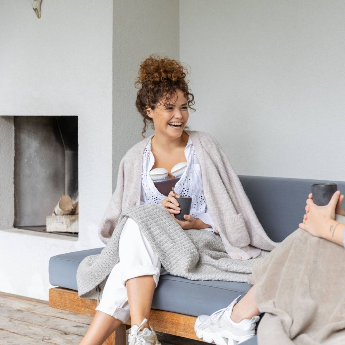 Moeder kolft handsfree met de Youha The INs Next borstkolf, ideaal voor mobiel kolven zonder slangen, met LED-scherm en 3 kolfmodussen voor een comfortabele ervaring.