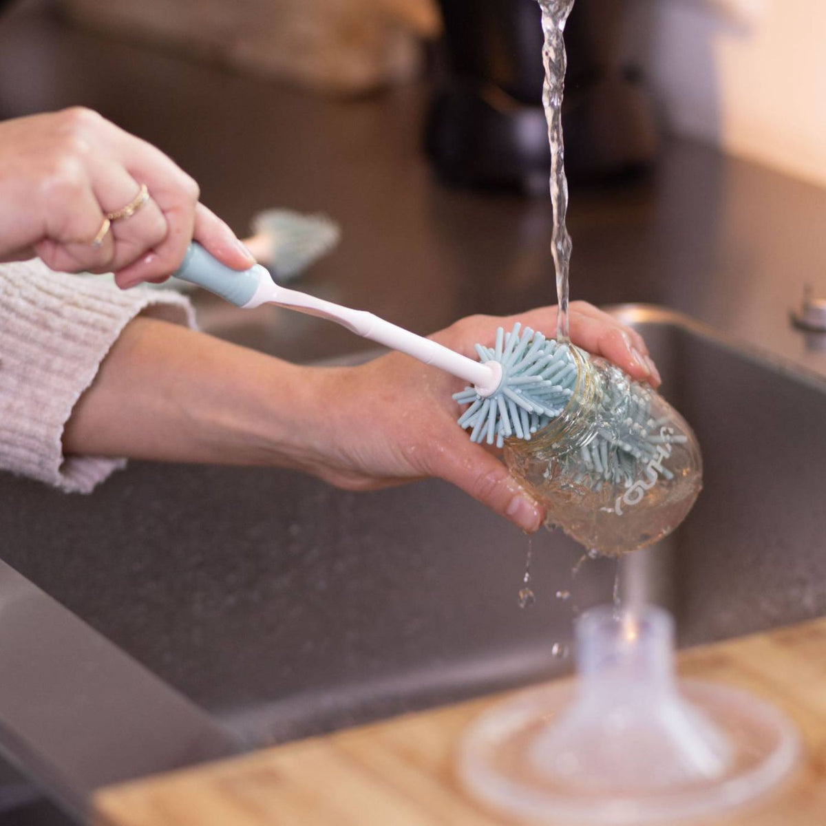 De Youha babyfles wordt eenvoudig gereinigd met de Youha schoonmaakborstel, ideaal voor het grondig schoonmaken van flessen en spenen.