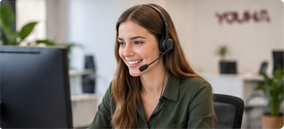 Klantenservicemedewerkster met headset achter een computer.