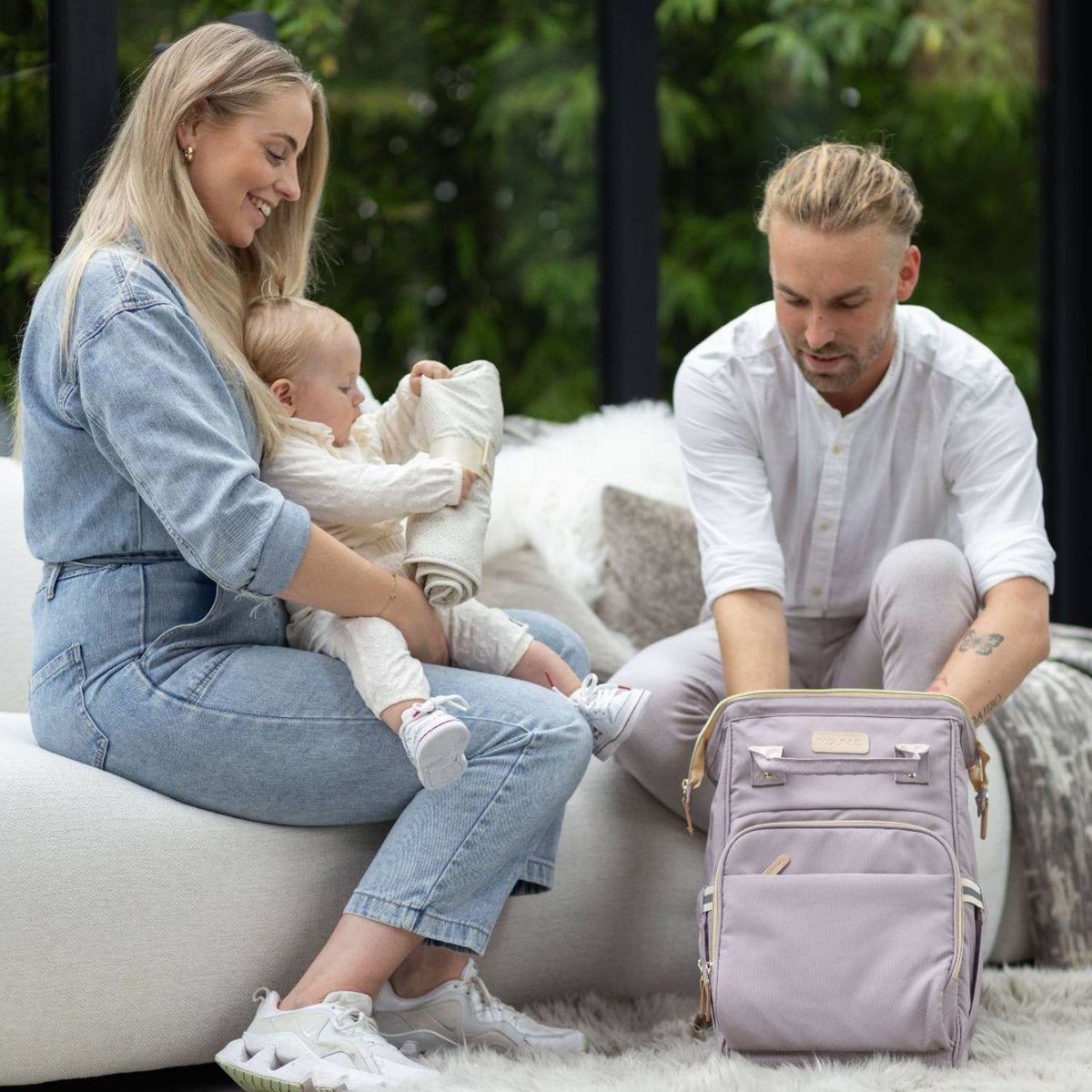 Gezin gebruikt de Youha luiertas voor het opbergen van babyspullen zoals luiers en flesjes, met handige opbergruimtes en isolatievakken.