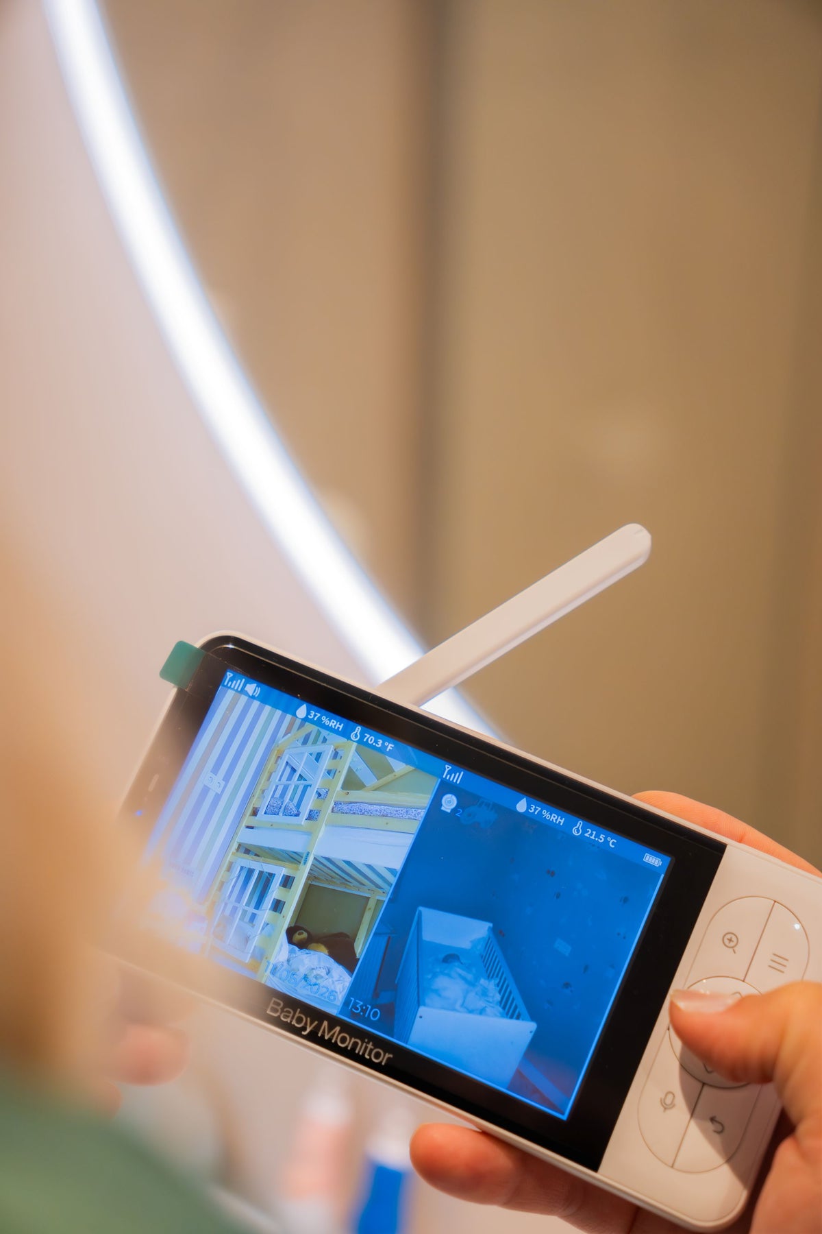 Youha babyfoon met camera toont twee kamers tegelijk op het beeldscherm