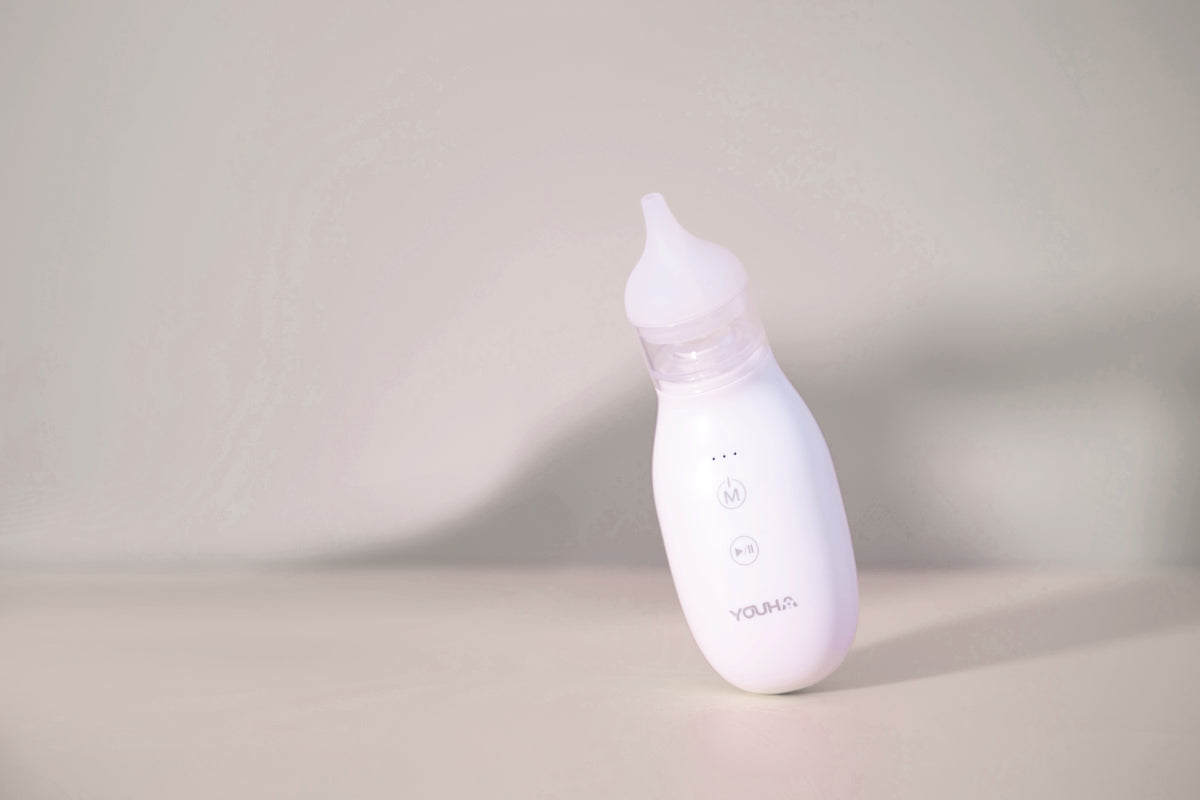 Youha elektrische neusreiniger voor baby’s en kinderen op beige studioachtergrond
